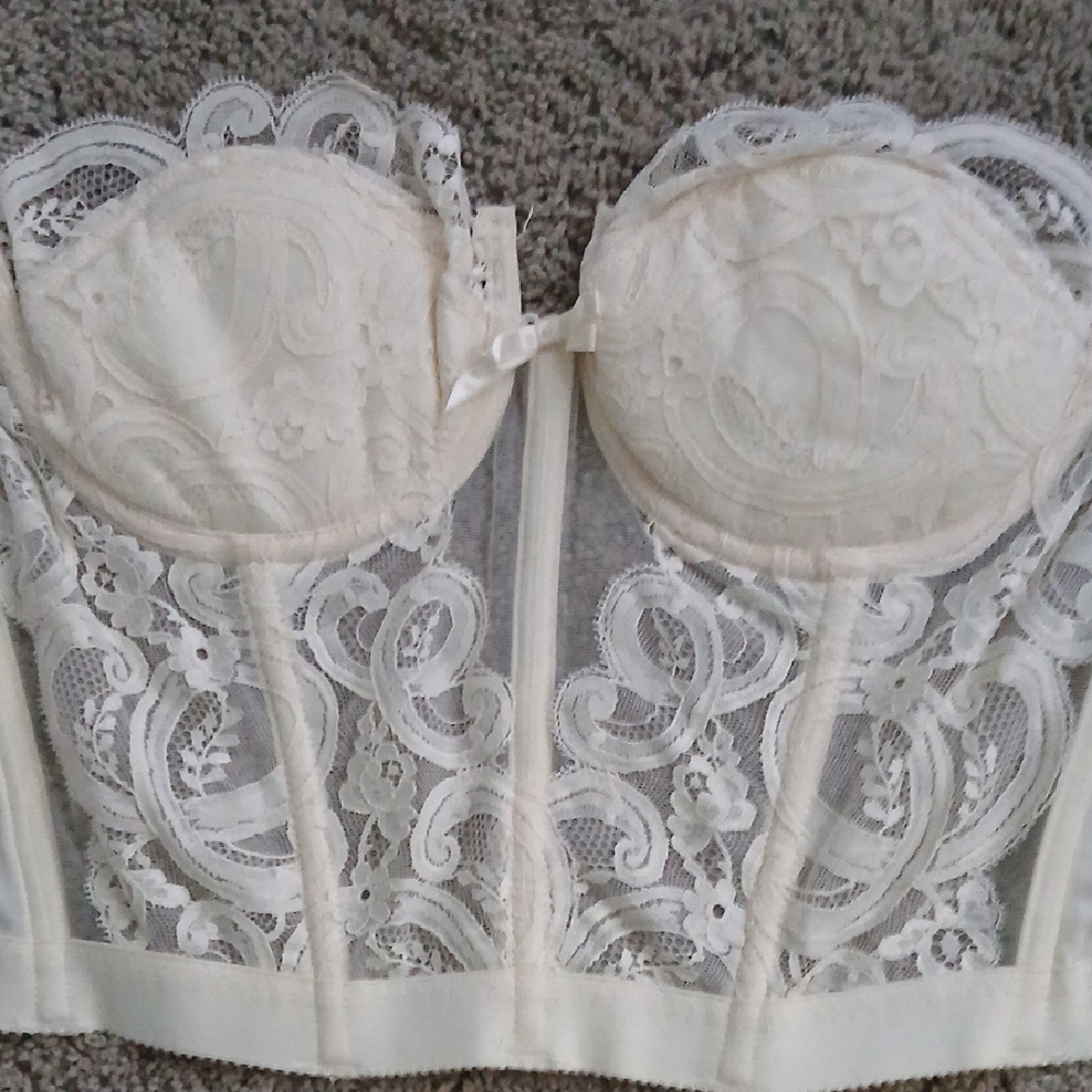 Elegant Cream Lace Bustier
